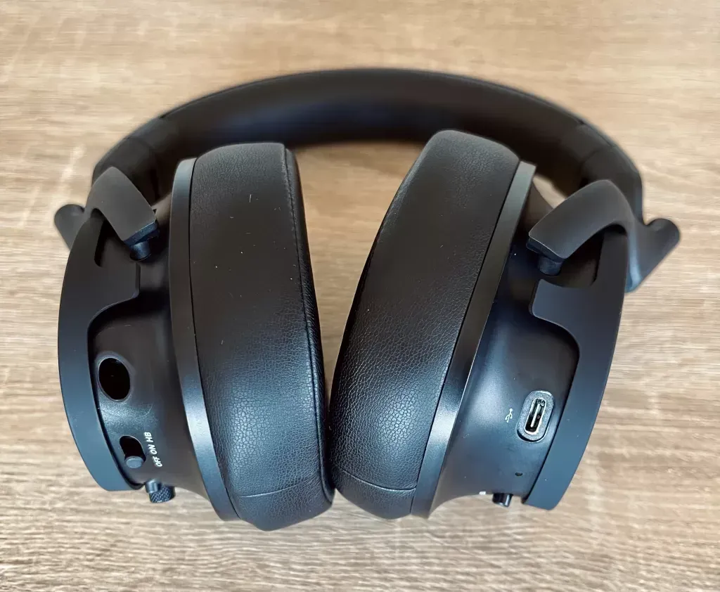 Base of the earcups, with a 2.5 mm socket and a sliding OFF/ON/HB switch on one side and the USB-C port on the other